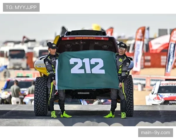 达喀尔拉力赛现场：中国车手韩魏遭遇翻车事故，无碍后继续比赛